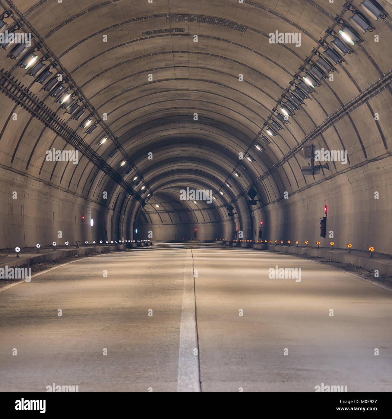 Tunnel Road mit zwei spurigen Autobahn Stockfoto