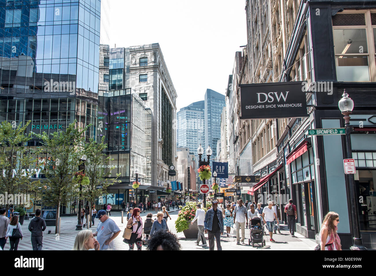 Boston, MA USA 06.09.2017 Shop Street mit verschiedenen Geschäften mit Menschen zu Fuß und Shopping Stockfoto