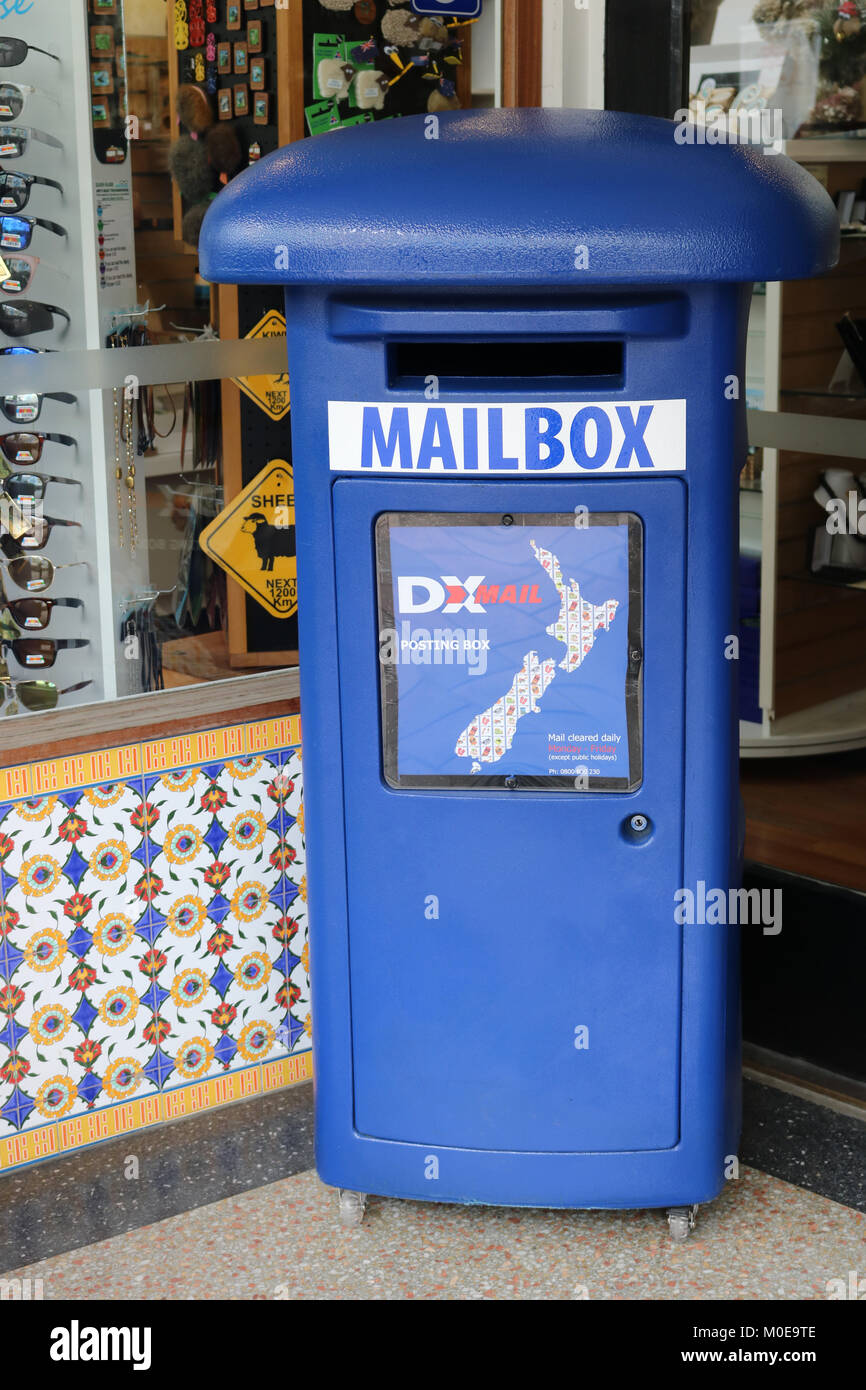 Blau DX-Mailbox außerhalb ein Geschäft im Zentrum von Christchurch,  Canterbury, South Island, Neuseeland Stockfotografie - Alamy