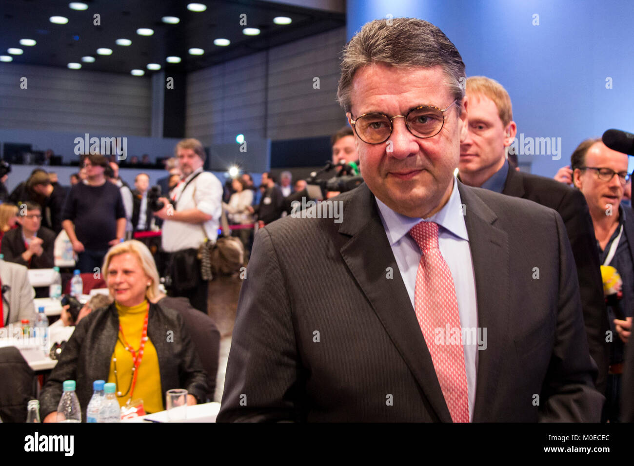 Bonn, Deutschland. 21. Januar 2018. Sigmar Gabriel besucht die Konvention. SPD-Sonderparteitag im World Conference Center Bonn zu erörtern und zu genehmigen, die Optionen in eine Große Koalition mit der CDU, Christdemokraten zum eingeben, bevor sie der SPD-Mitglieder zur Genehmigung vor. Foto: Bettina Strenske/Alamy leben Nachrichten Stockfoto