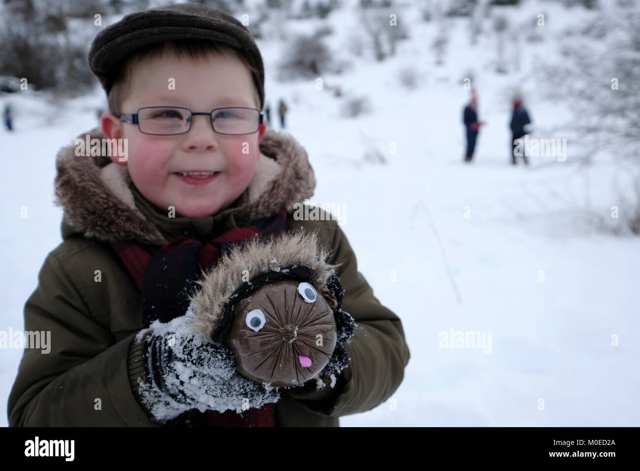 Selkirk, Marktplatz/Selkirk Hill, Großbritannien. 21. Jan. 2018. 11 Selkirk Haggis Hunt Bildunterschrift: Ein junger Jäger zeigt stolz seinen Fang nach dem Besuch der Weltberühmten Selkirk Haggis Hunt, sein 10-jähriges Jubiläum feierte im Jahr 2017 und historischen Aufzeichnungen gefunden, die Dokumentation einer Jagd in Selkirk gehalten so früh wie 2003. Heute über 340 Anhänger braved die Elemente zusammen mit 20 Hunden auf der Suche nach dem schwer Fassbaren seltene prime Selkirk Haggis, gute Zahlen, wo auf dem Hügel trotz der jüngsten schlechten Wetter gefunden. (Foto: Rob Grau) Stockfoto