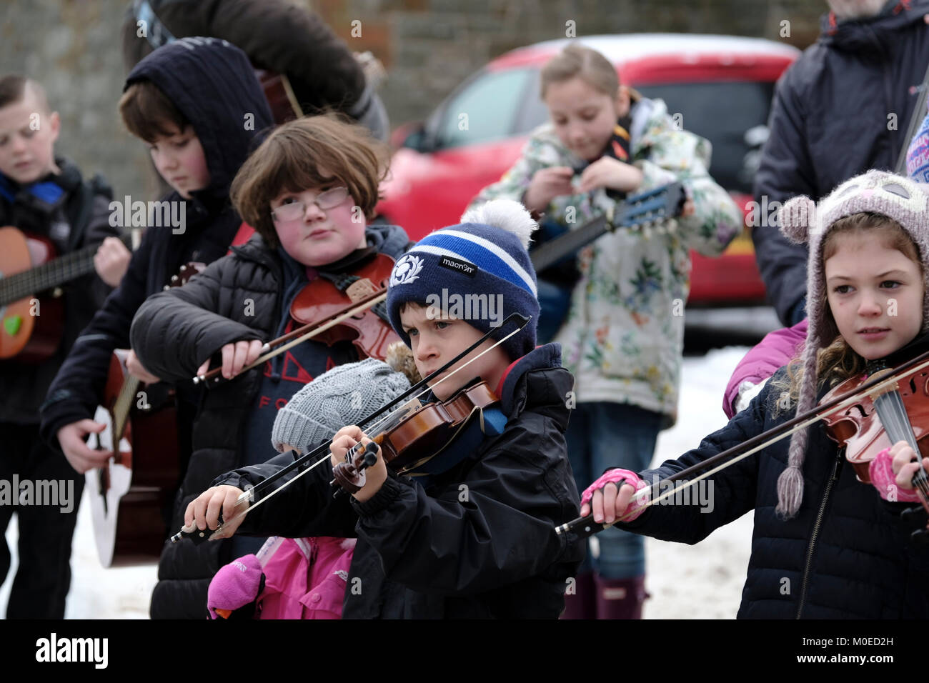 Selkirk, Marktplatz/Selkirk Hill, Großbritannien. 21. Jan. 2018. 11 Selkirk Haggis Hunt Bildunterschrift: Riddle Fideln unterhalten und musikalische Begleitung für den Haggis Polka, die Haggis aus dem Schlaf am Weltberühmten Selkirk Haggis Hunt, die im Jahr 2017 ihr 10-jähriges Jubiläum feierte und historischen Aufzeichnungen zu wecken, bieten gefunden wurden, dokumentieren eine Jagd in Selkirk gehalten so früh wie 2003. Heute über 340 Anhänger braved die Elemente zusammen mit 20 Hunden auf der Suche nach dem schwer Fassbaren seltene prime Selkirk Haggis, gute Zahlen, wo auf dem Hügel trotz der jüngsten schlechten Wetter gefunden. (Foto: Rob Grau) Stockfoto