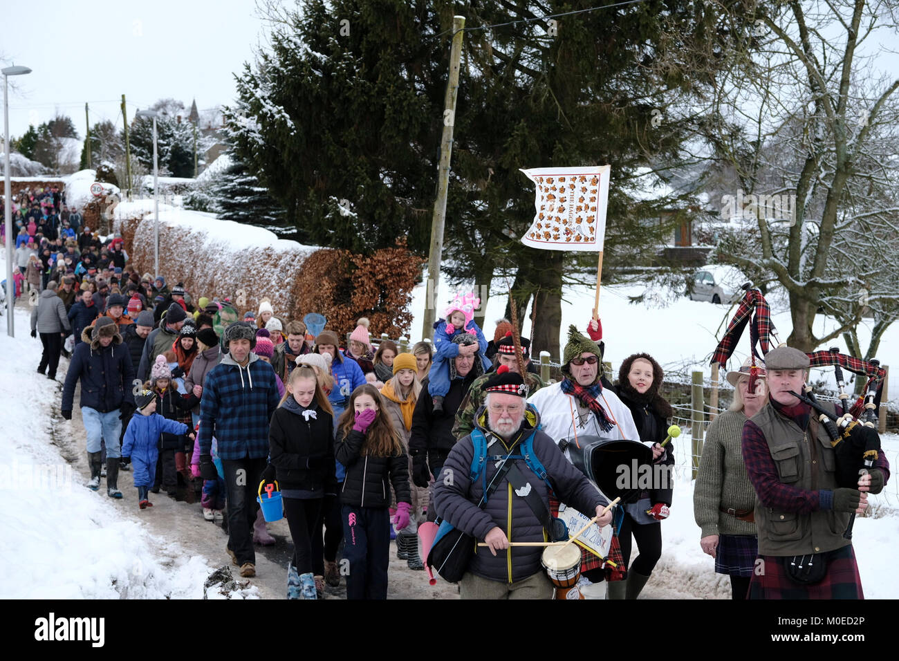 Selkirk, Marktplatz/Selkirk Hill, Großbritannien. 21. Jan. 2018. 11 Selkirk Haggis Hunt Bildunterschrift: Haggis Jäger in Richtung des Hügels an der Weltberühmten Selkirk Haggis Hunt, ihr 10-jähriges Jubiläum 2017 gefeiert und historischen Aufzeichnungen gefunden worden sind, dokumentieren eine Jagd in Selkirk gehalten so früh wie 2003. Heute über 340 Anhänger braved die Elemente zusammen mit 20 Hunden auf der Suche nach dem schwer Fassbaren seltene prime Selkirk Haggis, gute Zahlen, wo auf dem Hügel trotz der jüngsten schlechten Wetter gefunden. (Foto: Rob Grau) Stockfoto