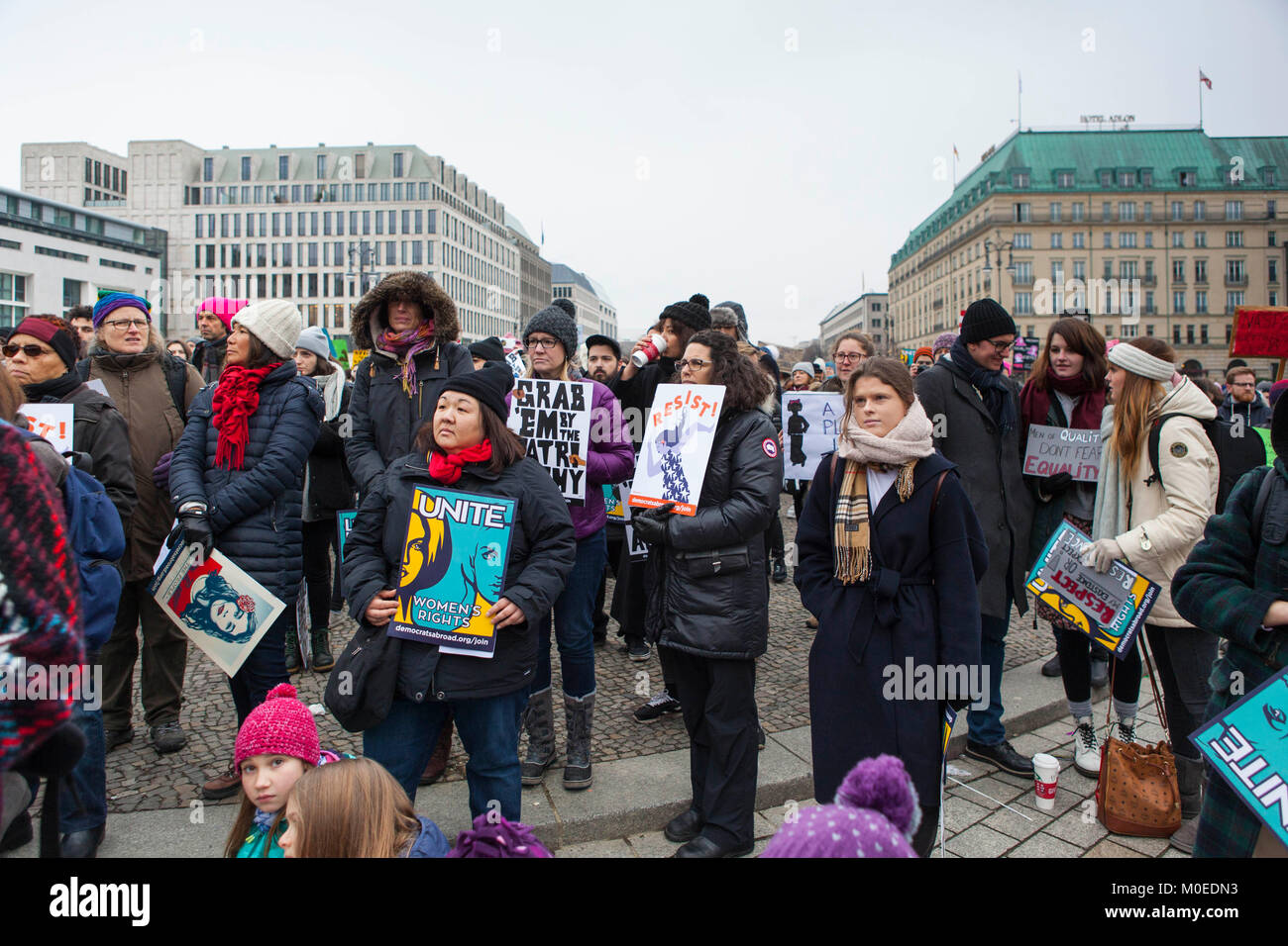 Berlin, Deutschland, 21. Januar 2018, viele Leute teilnehmen im März der internationale Frauentag rund um das Brandenburger Tor in Berlin. Credit: yuichiro Tashiro Credit: y. Standort/Alamy leben Nachrichten Stockfoto