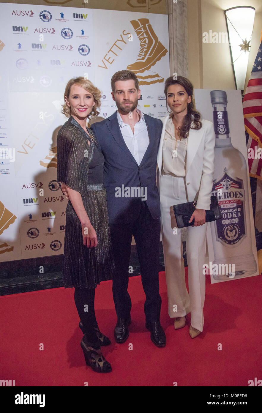 Washington, DC, 20. Januar 2018, USA: Schauspieler Anne Heche, Mike Vogel und Sofia Pernas nehmen an der Akademie der Vereinigten Staaten Veteranen und Koalition zu grüßen Amerikas € ™ s Helden und die 2018 Veteran Awards â € oeVettysâ €. Patsy Lynch/Alamy Stockfoto