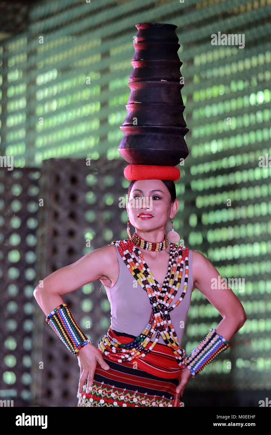 Quezon Provinz, Philippinen. 21 Jan, 2018. Eine Tänzerin führt eine ethnischen Tanz während einer kulturellen Show in Quezon Provinz, die Philippinen, Jan. 21, 2018. Credit: rouelle Umali/Xinhua/Alamy leben Nachrichten Stockfoto