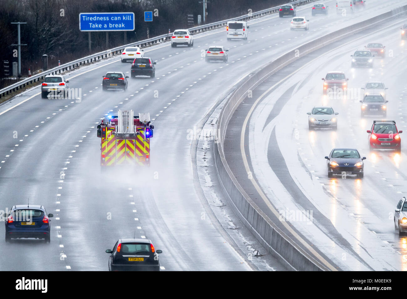 Großbritannien Wetter. Von der Autobahn M1, Chesterfield, England. 21. Januar 2018. Schnee, Regen und Spray auf der Autobahn M1 führt zu gefährlichen Fahrbedingungen, Feuer- und Rettungsfahrzeug mit blauen Lichtern, Racing auf der Autobahn in einem Notfall. Chesterfield, UK. Alan Beastall/Alamy Leben Nachrichten. Stockfoto