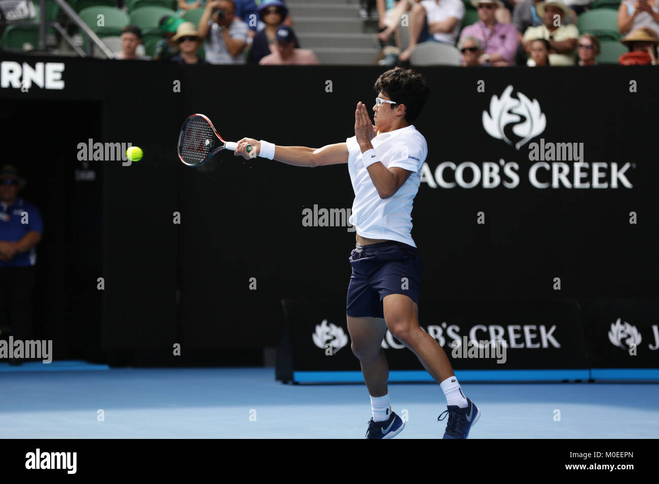 Australien. 20 Jan, 2018. Koreanische tennis player Hyeon Chung ist in Aktion während seiner 3. Runde der Australian Open vs deutsche Tennisspieler Alexander Zverev am 20 Jan, in Mebourne, Australien 2018. Credit: YAN LERVAL/LBA/Alamy Leben Nachrichten Quelle: Lba Co.Ltd./Alamy leben Nachrichten Stockfoto