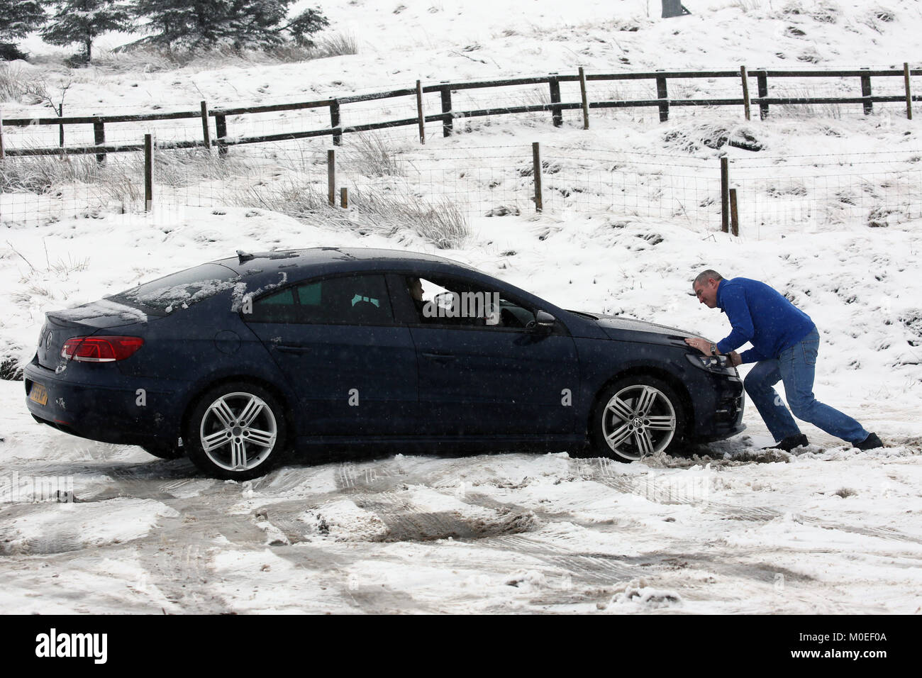 West Yorkshire, UK. 21 Jan, 2018. Ein Fahrzeug in Schnee auf Blackstone Kante auf der Lancashire Grenze mit West Yorkshire, 20. Januar 2018 (C) Barbara Cook/Alamy Live News Credit: Barbara Koch/Alamy Leben Nachrichten klemmt Stockfoto