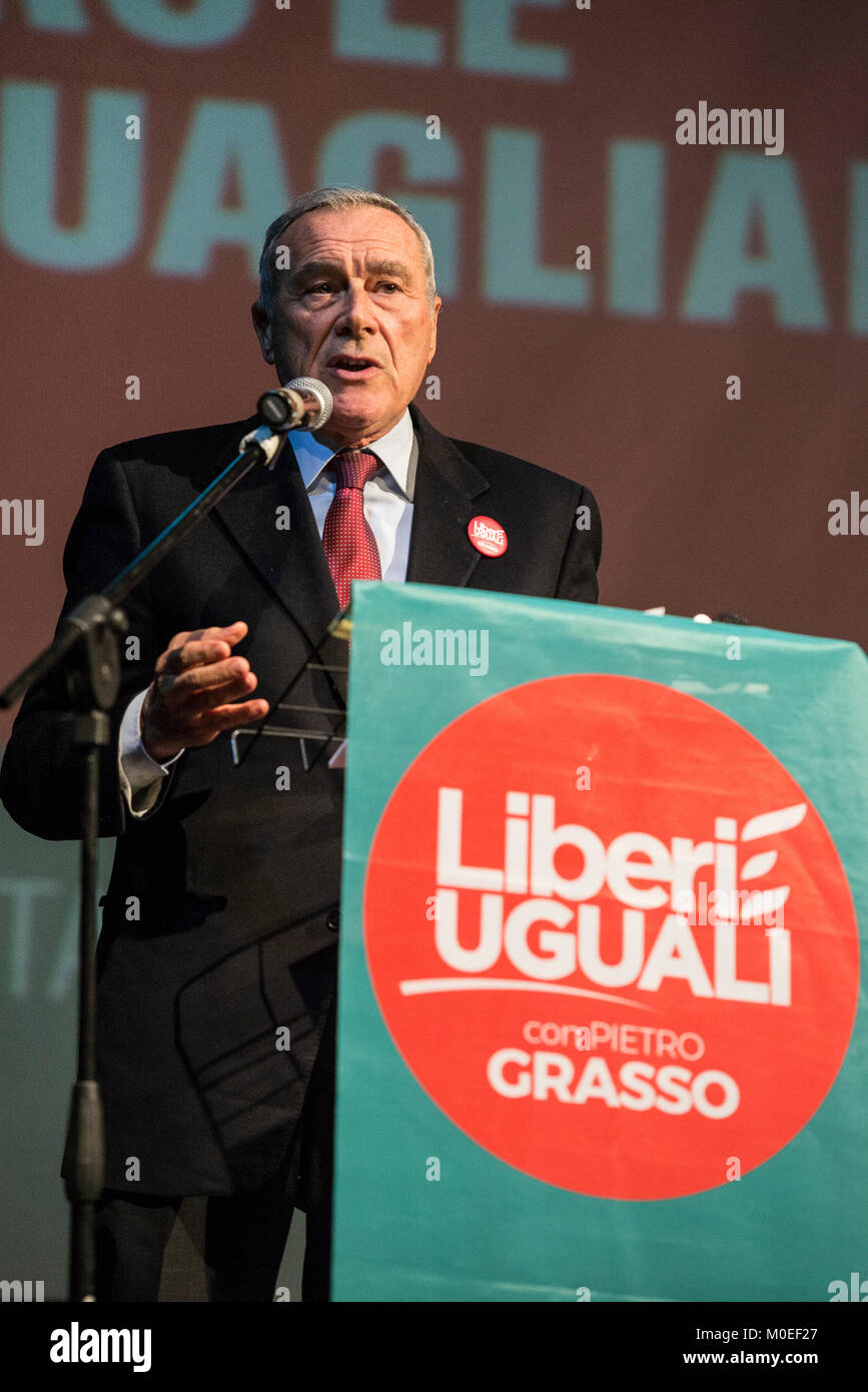 Turin, Piemont, Italien. 21 Jan, 2018. TURIN, Italien - Januar 21, 2018: Pietro Grasso, Premier Kandidat der Liberi e Uguali politische Partei für den Wahlkampf von, 4. März 2018 im Teatro Espace in Turin, Italien Quelle: Stefano Guidi/ZUMA Draht/Alamy leben Nachrichten Stockfoto