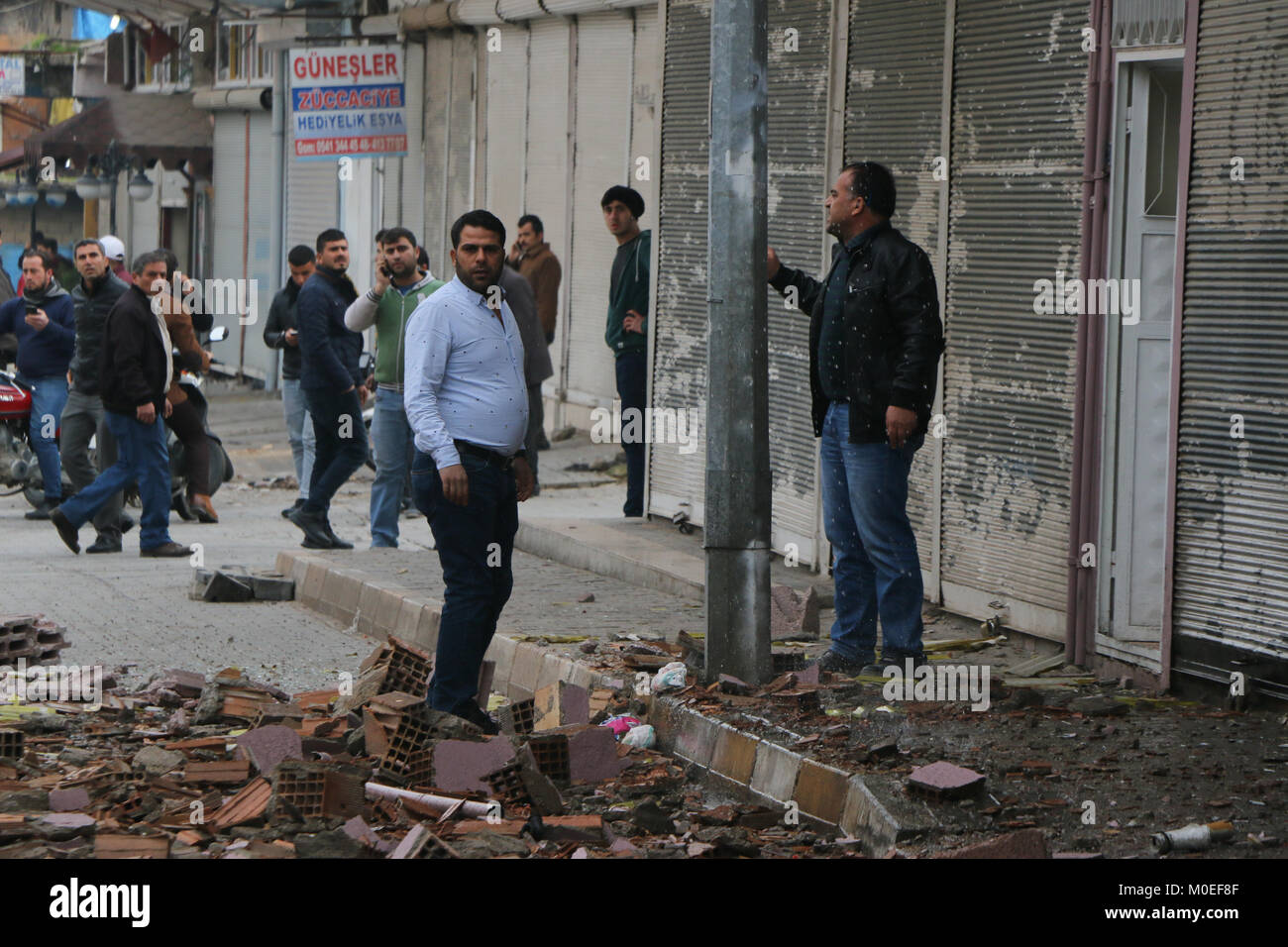 Hatay, Türkei. 21 Jan, 2018. Januar 21, 2018 - Den überwiegend kurdischen Milizen People's Protection Unit (YPG), hat eine artillerie Bombardierung des Rihania Bezirk im türkischen Staat Hatay durchgeführt. Der Angriff hat den Tod einer Person verursacht, die Schädigung von einigen anderen, zusätzlich zu Schäden an Wohngebäuden. Es verursacht auch Panik im Bezirk und Geschäfte waren geschlossen. Der Angriff wird geglaubt, in Reaktion auf die aktuellen Türkischen militärischen Operation in Afrin, Syrien Credit: basem Ayoubi/ImagesLive/ZUMA Draht/Alamy Live News Credit: ZUMA Press, Inc./Alamy Live N stattgefunden zu haben Stockfoto