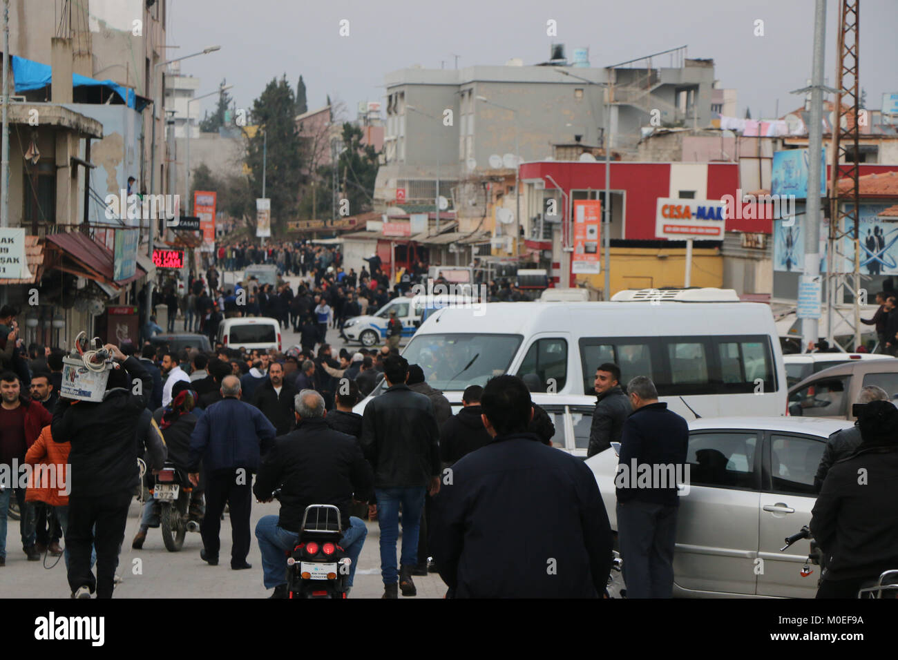 Hatay, Türkei. 21 Jan, 2018. Januar 21, 2018 - Den überwiegend kurdischen Milizen People's Protection Unit (YPG), hat eine artillerie Bombardierung des Rihania Bezirk im türkischen Staat Hatay durchgeführt. Der Angriff hat den Tod einer Person verursacht, die Schädigung von einigen anderen, zusätzlich zu Schäden an Wohngebäuden. Es verursacht auch Panik im Bezirk und Geschäfte waren geschlossen. Der Angriff wird geglaubt, in Reaktion auf die aktuellen Türkischen militärischen Operation in Afrin, Syrien Credit: basem Ayoubi/ImagesLive/ZUMA Draht/Alamy Live News Credit: ZUMA Press, Inc./Alamy Live N stattgefunden zu haben Stockfoto