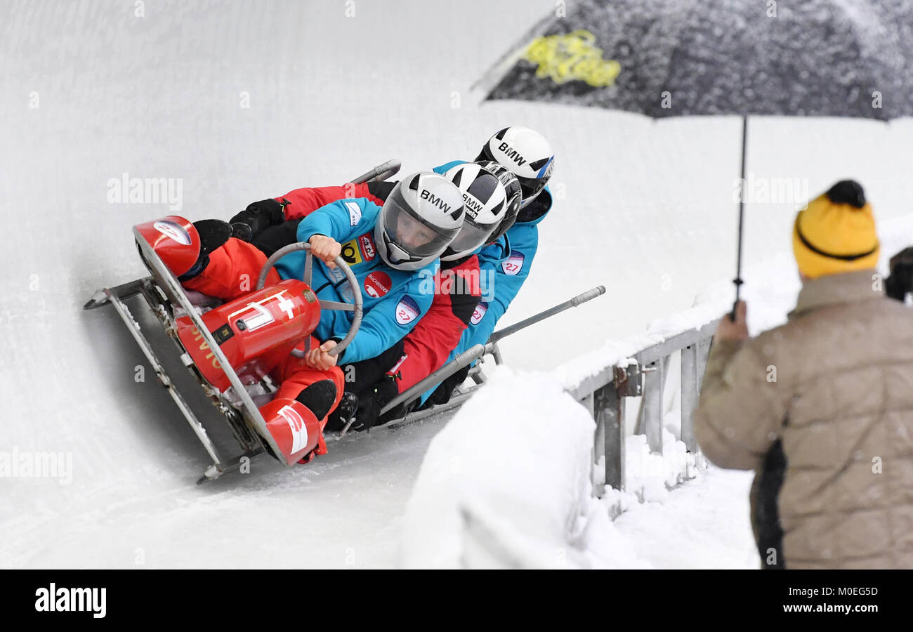 Schönau am Königssee, Deutschland. 21 Jan, 2018. Ehemalige bobsleigher Lyndon Rush und sein Team in eine altmodische Bobsleigh, dargestellt während der Rennen der Meister als Teil der Bob-WM auf der künstlichen Eiskanal in Schönau am Königssee, Deutschland, 21. Januar 2018. Quelle: Tobias Hase/dpa/Alamy leben Nachrichten Stockfoto