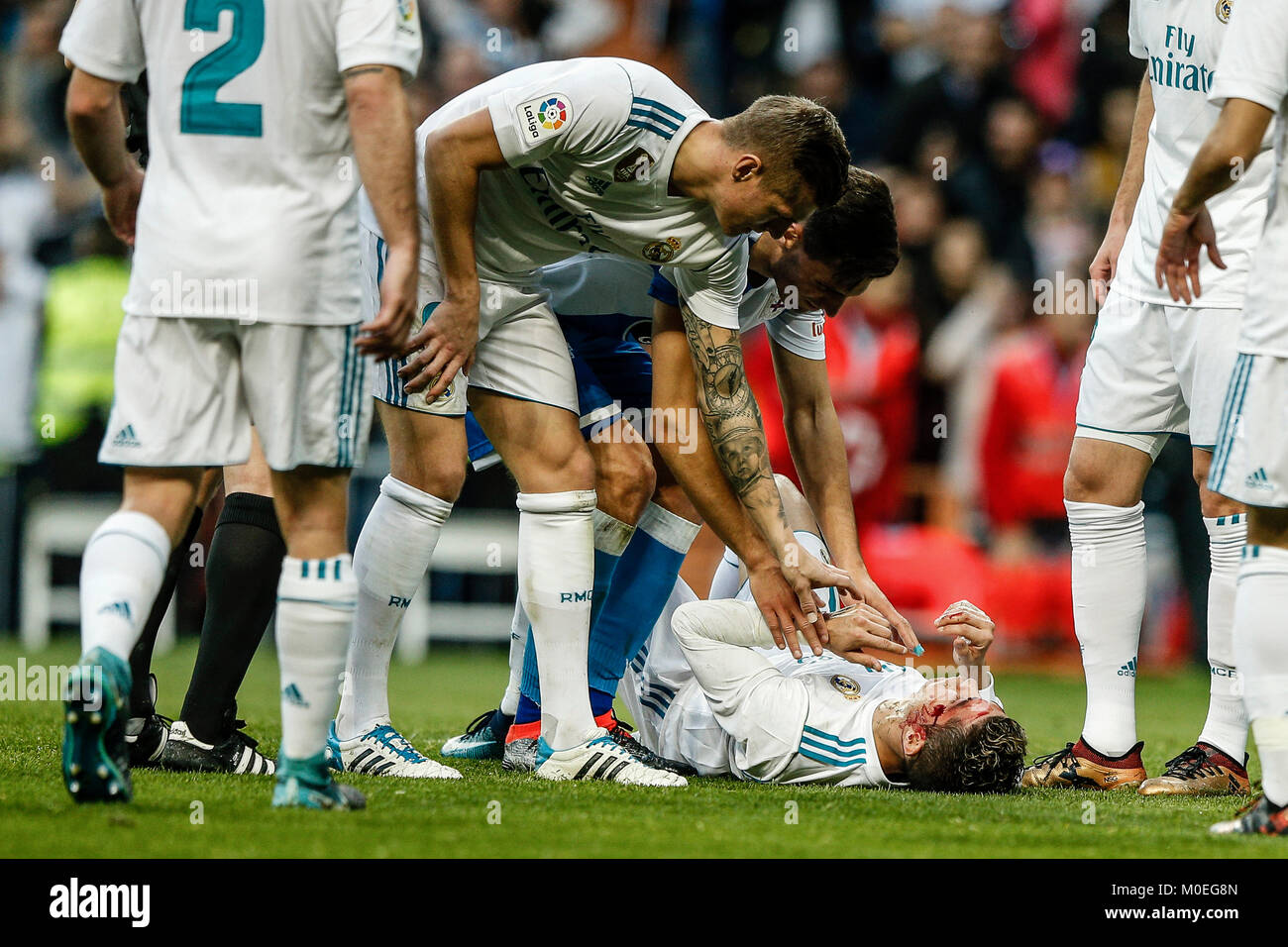 Madrid, Spanien. 21 Jan, 2018. Auf dem Boden mit einer Wunde im Gesicht nach dem Wählen 6-1 Cristiano Ronaldo (Real Madrid). La Liga Match zwischen Real Madrid vs Deportivo de la Coruña im Santiago Bernabeu in Madrid, Spanien, 21. Januar 2018. Credit: Gtres Información más Comuniación auf Linie, S.L./Alamy Live News Credit: Gtres Información más Comuniación auf Linie, S.L./Alamy leben Nachrichten Stockfoto