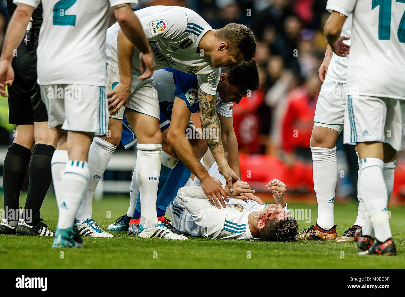 Madrid, Spanien. 21 Jan, 2018. Auf dem Boden mit einer Wunde im Gesicht nach dem Wählen 6-1 Cristiano Ronaldo (Real Madrid). La Liga Match zwischen Real Madrid vs Deportivo de la Coruña im Santiago Bernabeu in Madrid, Spanien, 21. Januar 2018. Credit: Gtres Información más Comuniación auf Linie, S.L./Alamy Live News Credit: Gtres Información más Comuniación auf Linie, S.L./Alamy leben Nachrichten Stockfoto