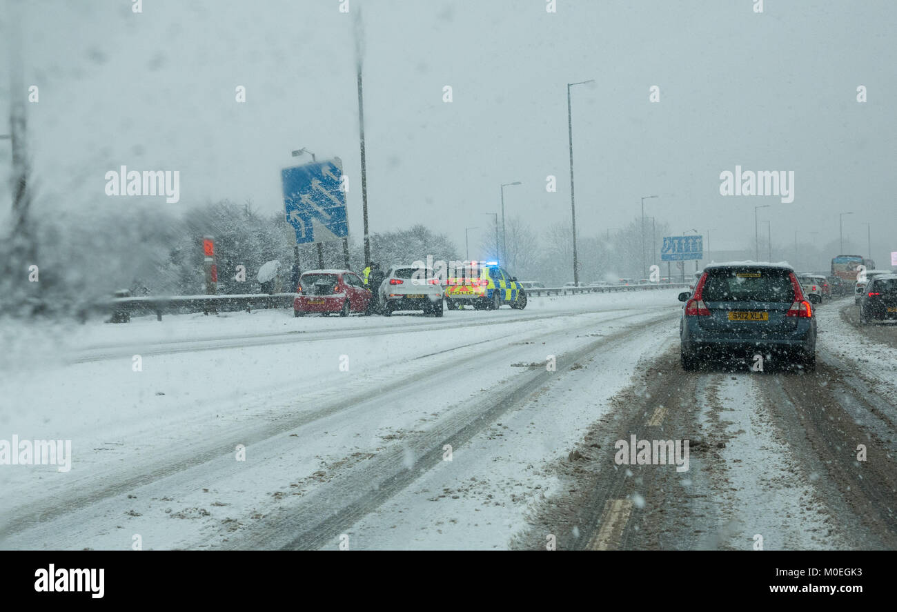 M8, Glasgow, Schottland, Großbritannien, 21. Januar 2018. Sehr schwierigen Fahrbedingungen auf der M 8 heute, bei starkem Schneefall. Verkehr Polizei besetzt helfen Autofahrer Stockfoto