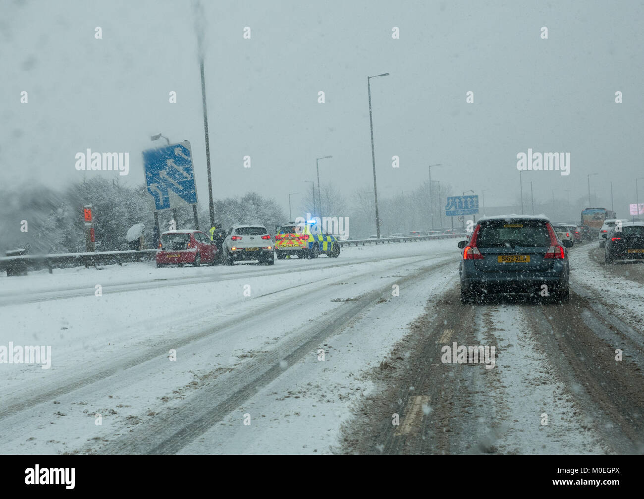 M8, Glasgow, Schottland, Großbritannien, 21. Januar 2018. Sehr schwierigen Fahrbedingungen auf der M 8 heute, bei starkem Schneefall. Verkehr Polizei besetzt helfen Autofahrer Stockfoto