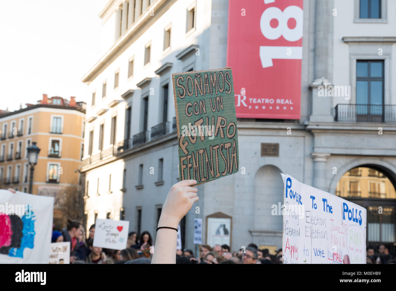Madrid, Spanien. 21. Januar 2018. Die Hand einer Frau mit einem Plakat auf Spanisch: "Wir träumen mit einem feministischen Zukunft', während der der Frauen März in Madrid. © Valentin Sama-Rojo/Alamy Leben Nachrichten. Stockfoto