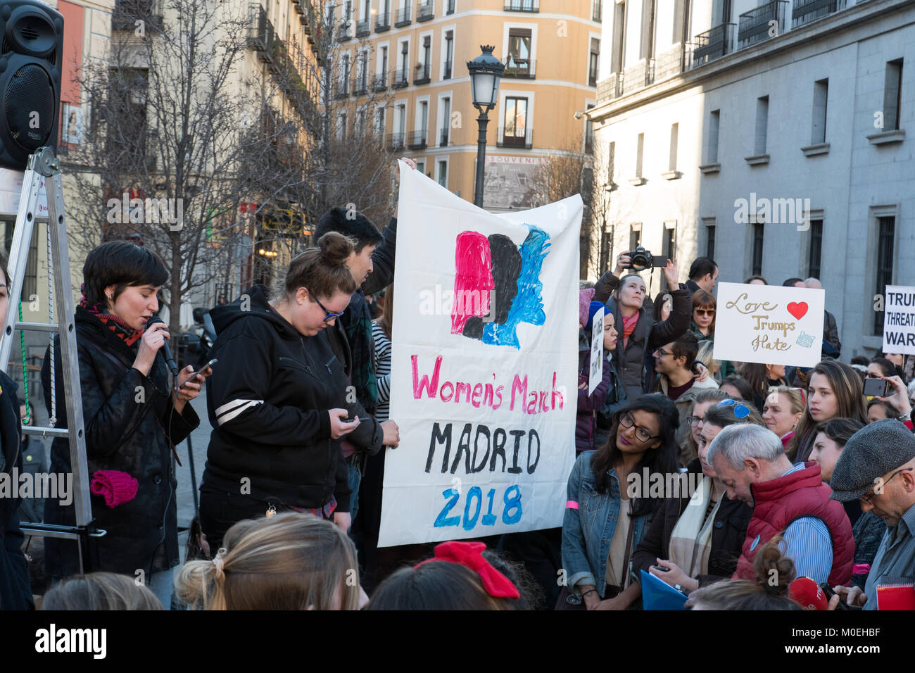 Madrid, Spanien. 21. Januar 2018. Sprecher der Frauen März Madrid lesen Zeugnisse über Sexismus. © Valentin Sama-Rojo/Alamy Leben Nachrichten. Stockfoto