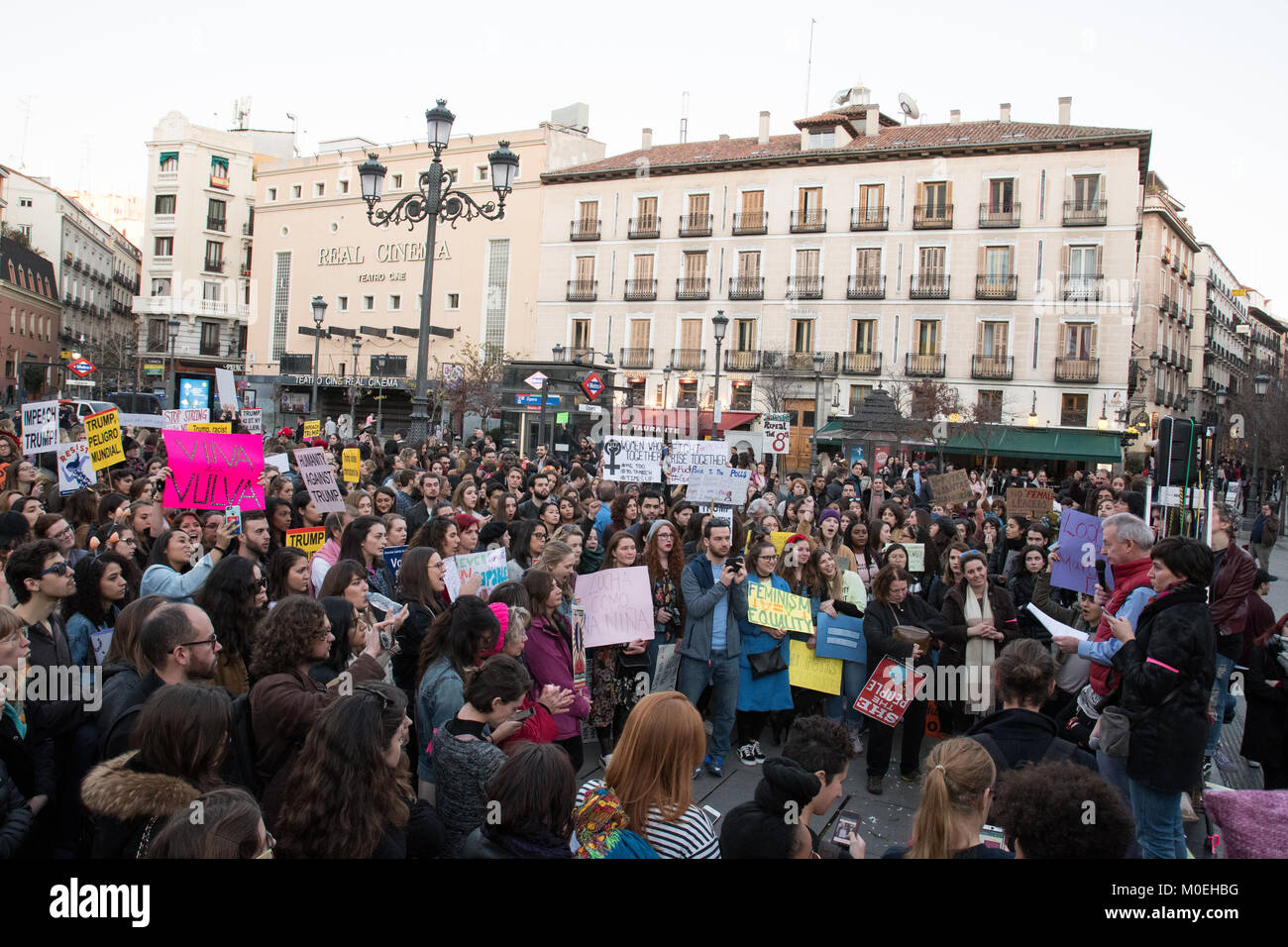Madrid, Spanien. 21. Januar 2018. Hunderte versammelten sich an der 'Plaza de Isabel II" Platz in Madrid, während Frauen März weltweit feiern. © Valentin Sama-Rojo/Alamy Leben Nachrichten. Stockfoto