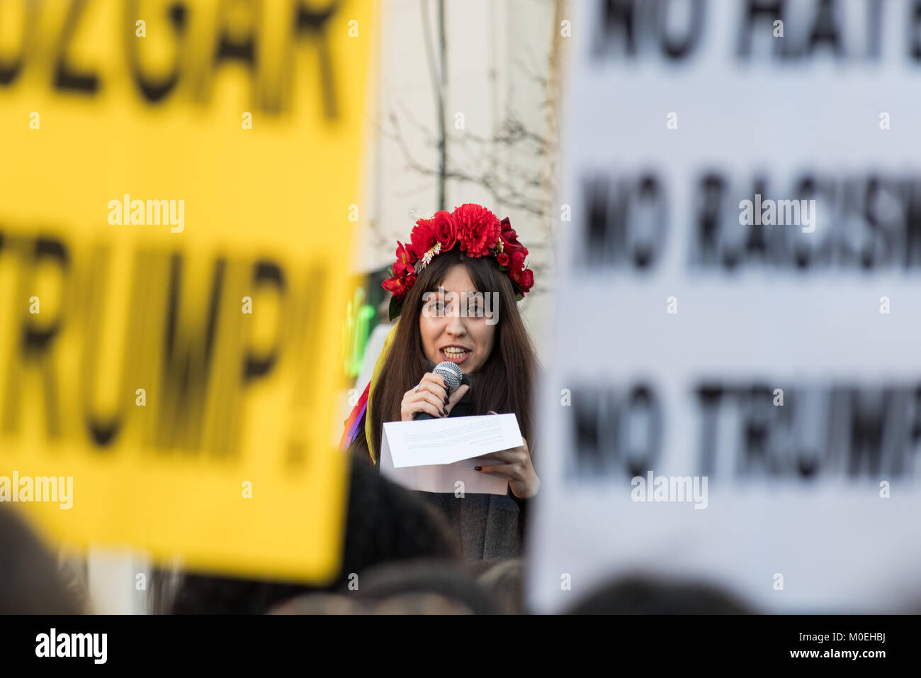 Madrid, Spanien. 21. Januar 2018. Sprecher der Frauen März Madrid lesen Zeugnisse über Sexismus. © Valentin Sama-Rojo/Alamy Leben Nachrichten. Stockfoto