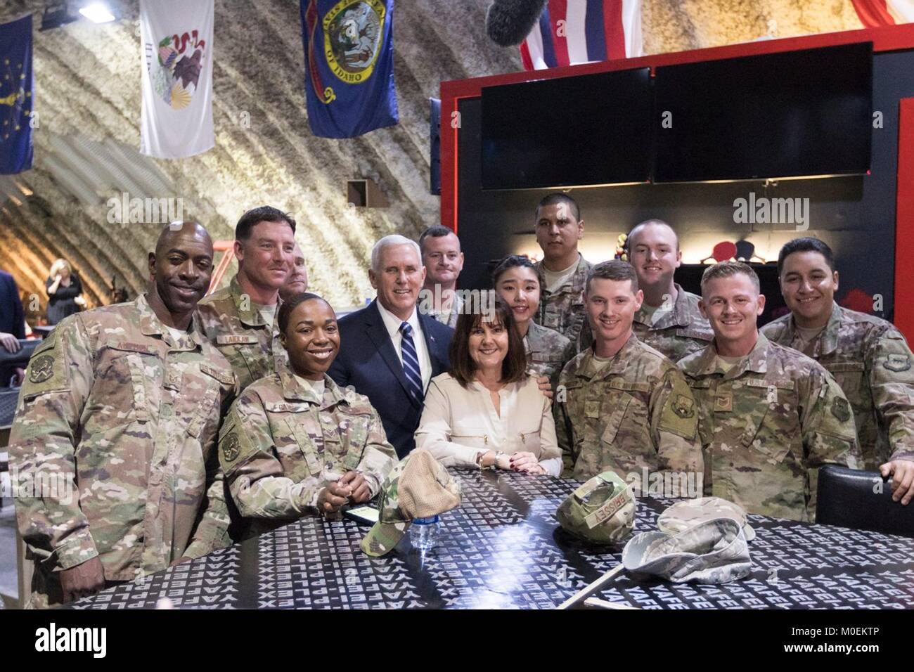 U.S. Vice President Mike Pence und Frau Karen Pence pose mit US-Mitglieder mit den 332 Air Expeditionary Wing Januar 21, 2018 entlang der syrischen Grenze in Jordanien. Pence bei seinem Besuch der Truppen angegriffen der Demokraten im Kongress für militärische Gehälter Geisel über den Haushalt, die fensterläden der Regierung. Stockfoto