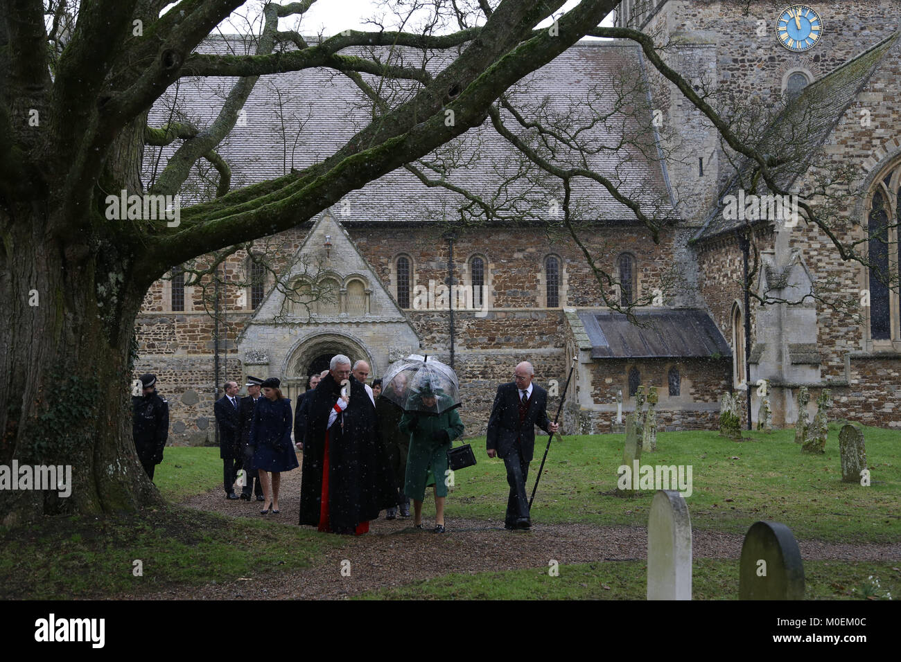 Schloss Steigende, Norfolk, Großbritannien. 21 Jan, 2018. Königin Elizabeth II. und Prinz Philip, Herzog von Edinburgh, brave fallenden Schnee nach dem Besuch der St. Laurentius Kirche Sonntag Morgen, im Castle Rising, Norfolk, Großbritannien. 21.01.2018 Quelle: Paul Marriott/Alamy leben Nachrichten Stockfoto