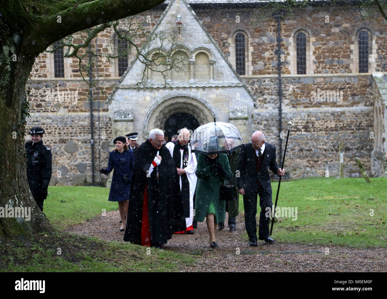 Schloss Steigende, Norfolk, Großbritannien. 21 Jan, 2018. Königin Elizabeth II., hält auf Ihrem Schirm, wie sie fallenden Schnee braves nach dem Besuch der St. Laurentius Kirche Sonntag Morgen, im Castle Rising, Norfolk, Großbritannien. 21.01.2018 Quelle: Paul Marriott/Alamy leben Nachrichten Stockfoto