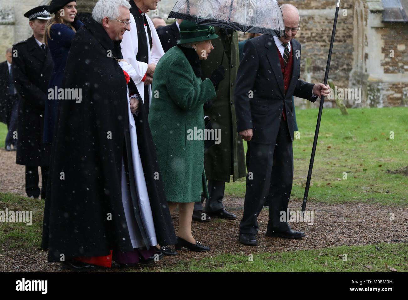 Schloss Steigende, Norfolk, Großbritannien. 21 Jan, 2018. Als Königin Elizabeth II. in die falsche Richtung auf dem Weg zu ihrem Auto, Prinz Philip, Herzog von Edinburgh. Königin Elizabeth II. und Prinz Philip, Herzog von Edinburgh, die Teilnahme an der St. Laurentius Kirche Sonntag Morgen, im Castle Rising, Norfolk, Großbritannien. 21.01.2018 Quelle: Paul Marriott/Alamy leben Nachrichten Stockfoto