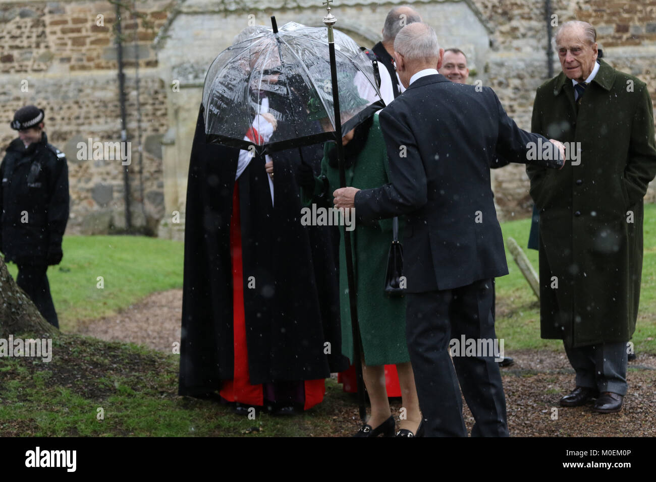 Schloss Steigende, Norfolk, Großbritannien. 21 Jan, 2018. Als Königin Elizabeth II. in die falsche Richtung auf dem Weg zu ihrem Auto, Prinz Philip, Herzog von Edinburgh. Königin Elizabeth II. und Prinz Philip, Herzog von Edinburgh, die Teilnahme an der St. Laurentius Kirche Sonntag Morgen, im Castle Rising, Norfolk, Großbritannien. 21.01.2018 Quelle: Paul Marriott/Alamy leben Nachrichten Stockfoto