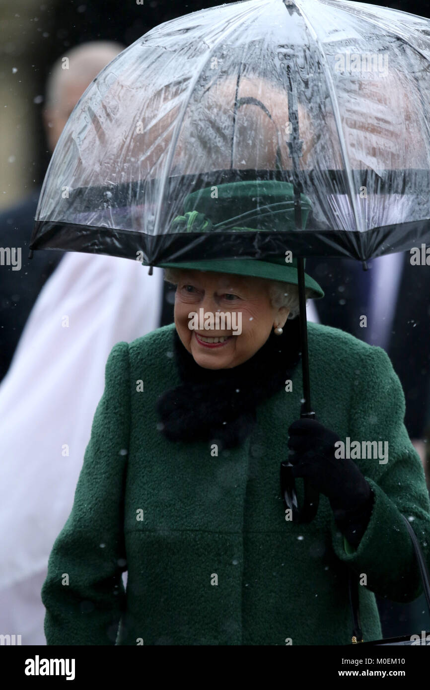 Schloss Steigende, Norfolk, Großbritannien. 21 Jan, 2018. Königin Elizabeth II., Braves fallenden Schnee nach dem Besuch der St. Laurentius Kirche Sonntag Morgen, in der Kredit: Paul Marriott/Alamy leben Nachrichten Stockfoto