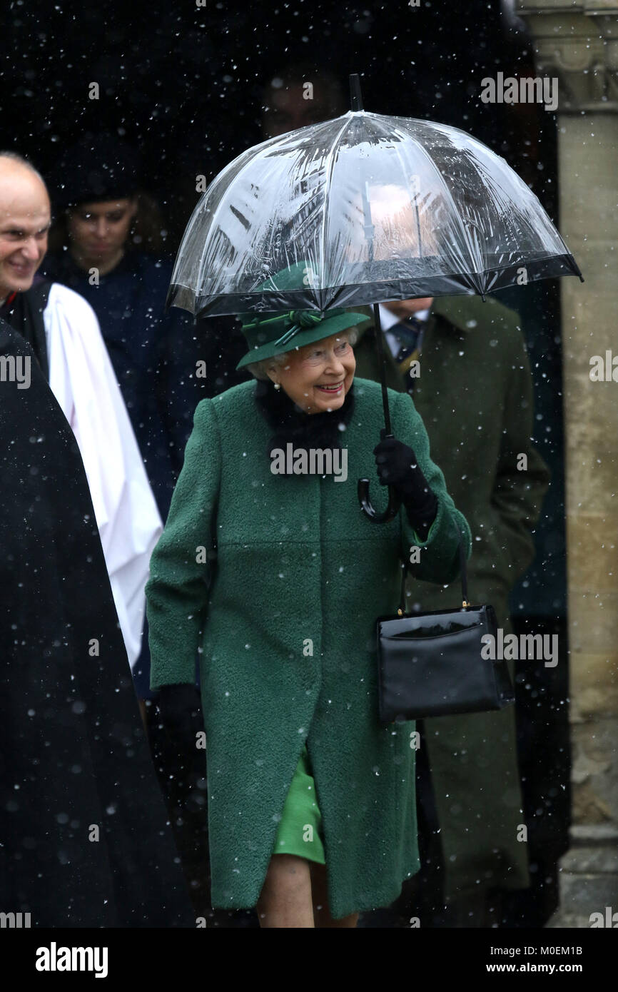 Schloss Steigende, Norfolk, Großbritannien. 21 Jan, 2018. Königin Elizabeth II lächelt, als sie den fallenden Schnee unter einem Regenschirm braves nach dem Besuch der St. Laurentius Kirche Sonntag Morgen, im Castle Rising, Norfolk, Großbritannien. 21.01.2018 Quelle: Paul Marriott/Alamy leben Nachrichten Stockfoto