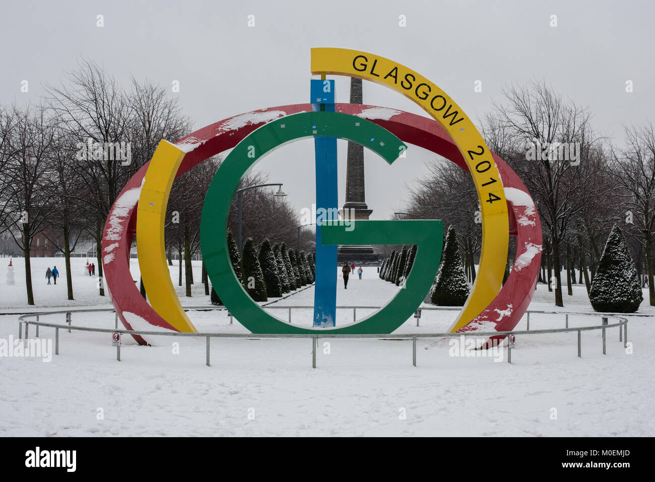Glasgow, UK. 21 Jan, 2018. Winterlicher Szenen in Glasgow Green mit den Menschen genießen Sie den Schnee Credit: Tony Clerkson/Alamy leben Nachrichten Stockfoto