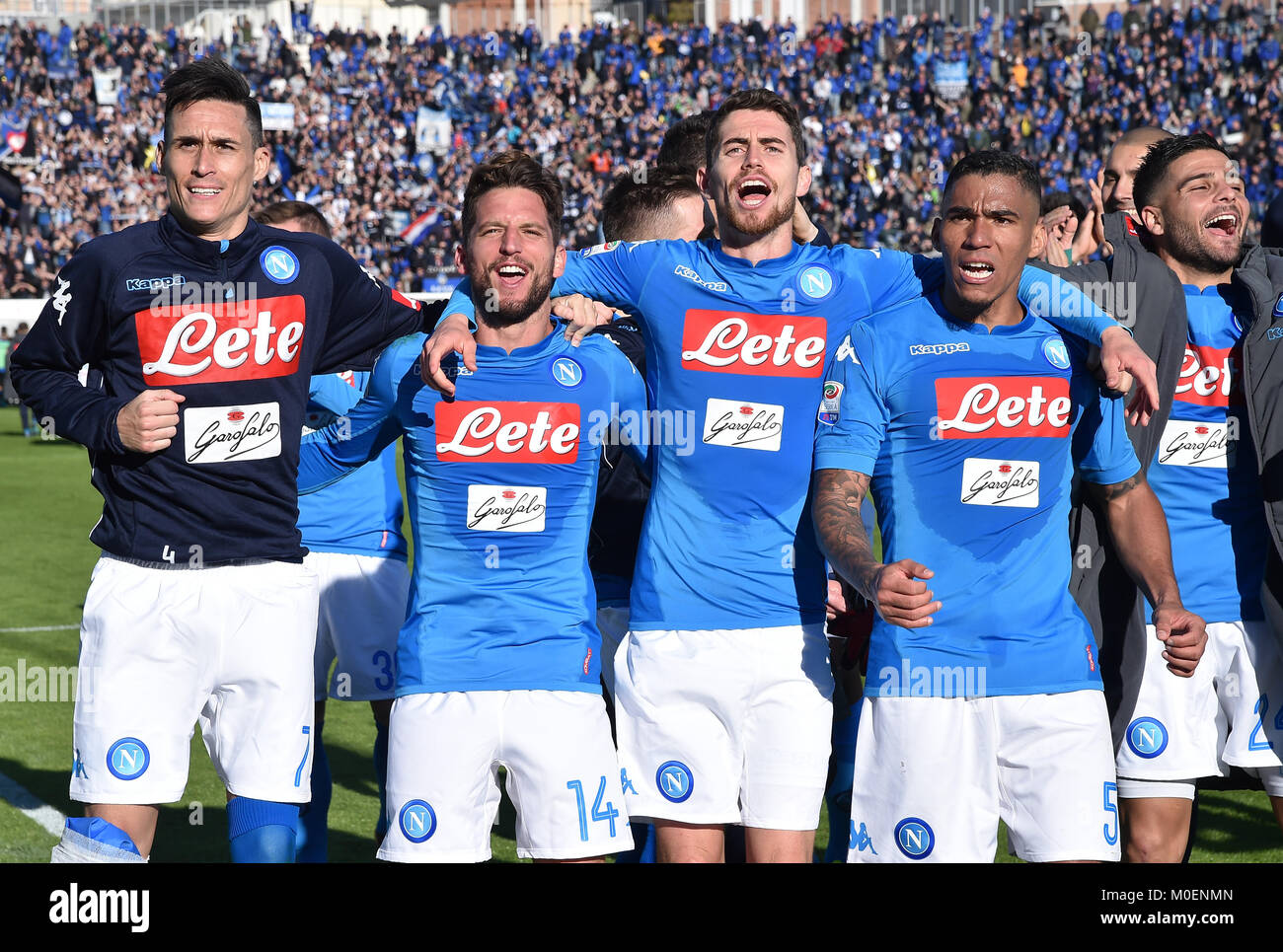 Bergamo, Italien. 21 Jan, 2018. Napoli's Spieler feiern nach einer Serie ein Fußballspiel zwischen Atalanta und Napoli in Bergamo, Italien, Jan. 21, 2018. Napoli gewann 1:0. Credit: Alberto Lingria/Xinhua/Alamy leben Nachrichten Stockfoto