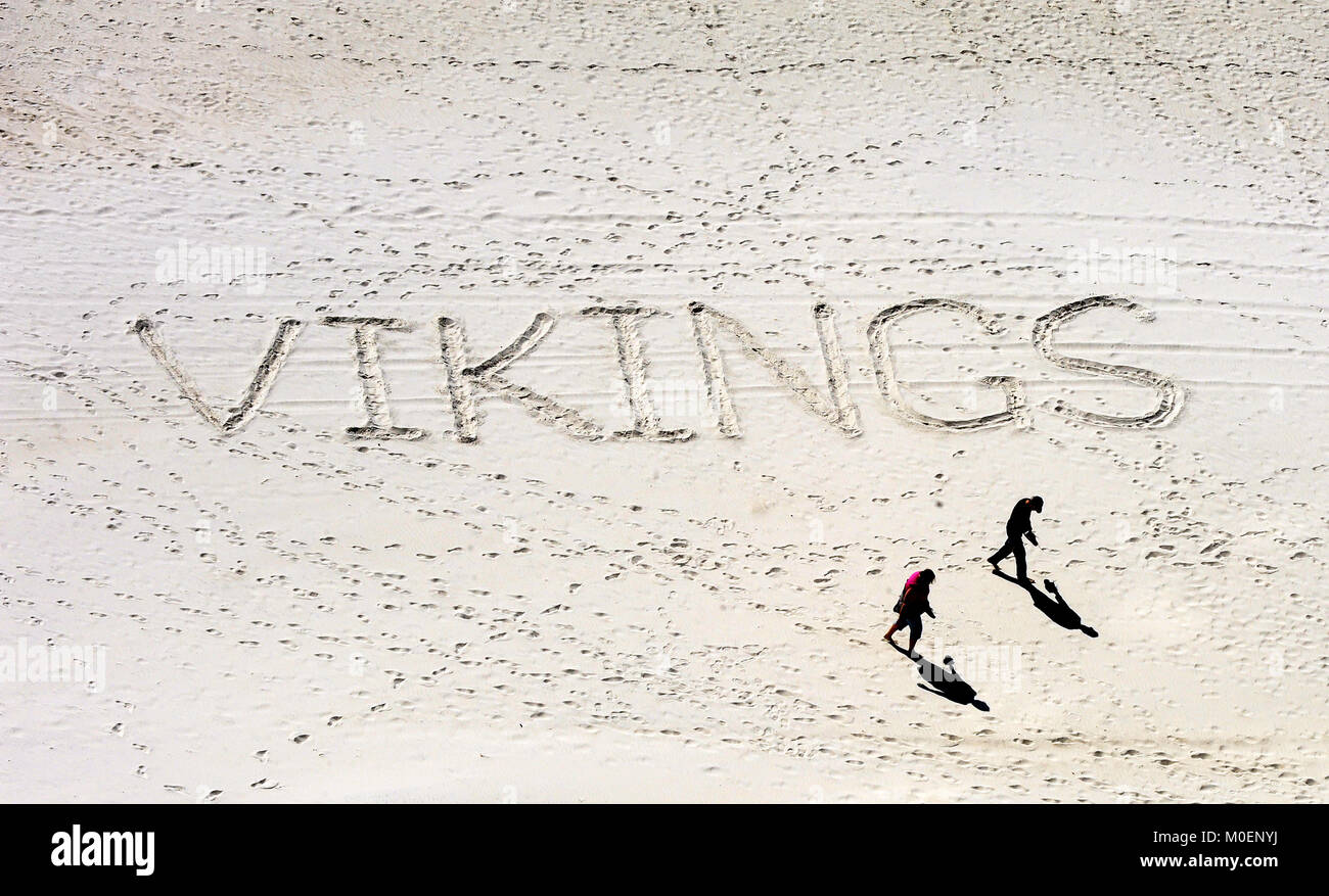 Panama City Beach, Florida, United States. 21 Jan, 2018. Januar 21, 2018 - Panama City Beach, Florida, United States - Menschen gehen vorbei das Wort 'Wikinger' in den Sand am Panama City Beach, Florida Geschrieben am Januar 21, 2018, Stunden vor dem Minnesota Vikings die Philadelphia Eagles in der National Football Conference (NFC) Endspiel Spiel konfrontiert. Beide Mannschaften kämpften für einen Punkt in Super Bowl LII, am 4. Februar 2018. Die Lost Vikings zu den Adlern 7-38. Credit: Paul Hennessy/Alamy leben Nachrichten Stockfoto