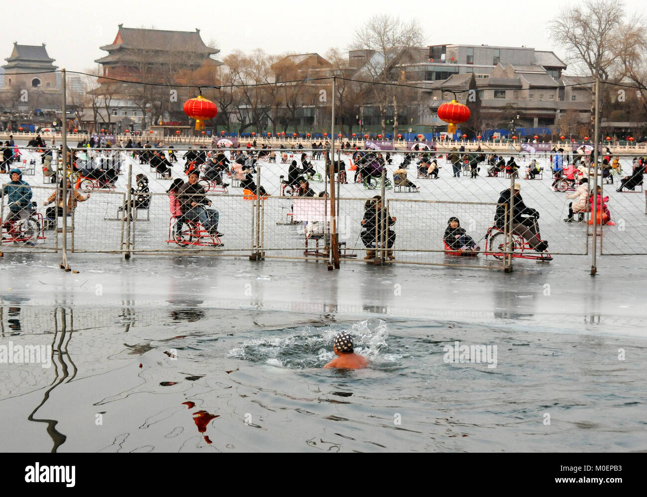 Peking, Peking, China. 21 Jan, 2018. Peking, China, 21. Januar 2018: Winter Schwimmer können bei Shichahai während der kalten Jahreszeit in Peking gesehen werden. Credit: SIPA Asien/ZUMA Draht/Alamy leben Nachrichten Stockfoto