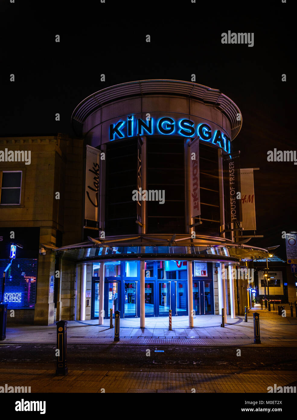 Kingsgate Einkaufszentrum, Huddersfield, Großbritannien in der Nacht. Stockfoto