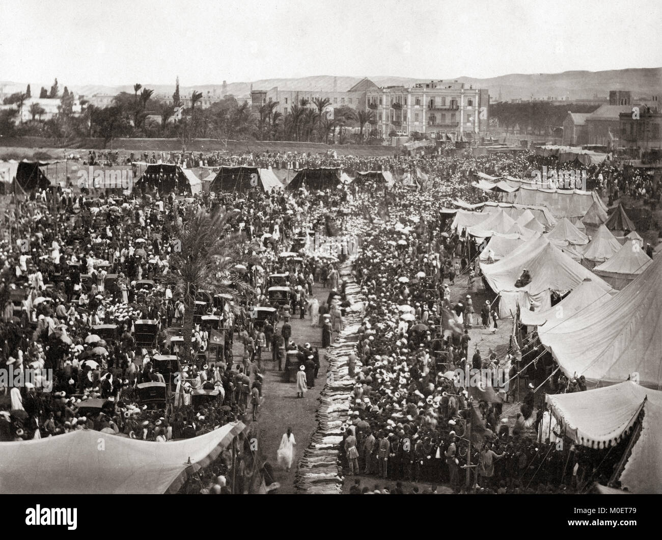 Doseh Zeremonie, Kairo, Ägypten c. 1880 der Khedive seinen Schlauch über die Einrichtungen der ausgestreckten Gläubigen fahren würde. Die Zeremonie wurde in den späten 1880er Jahren verboten. Stockfoto