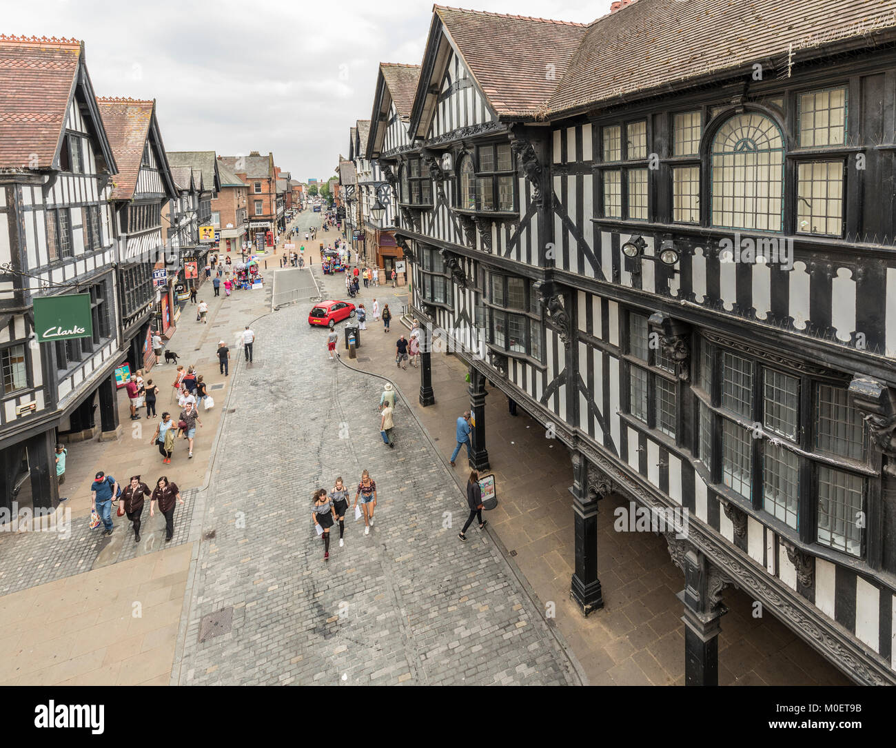 Die Menschen in der Einkaufsstraße im Zentrum von Chester, Cheshire, England, Großbritannien Stockfoto