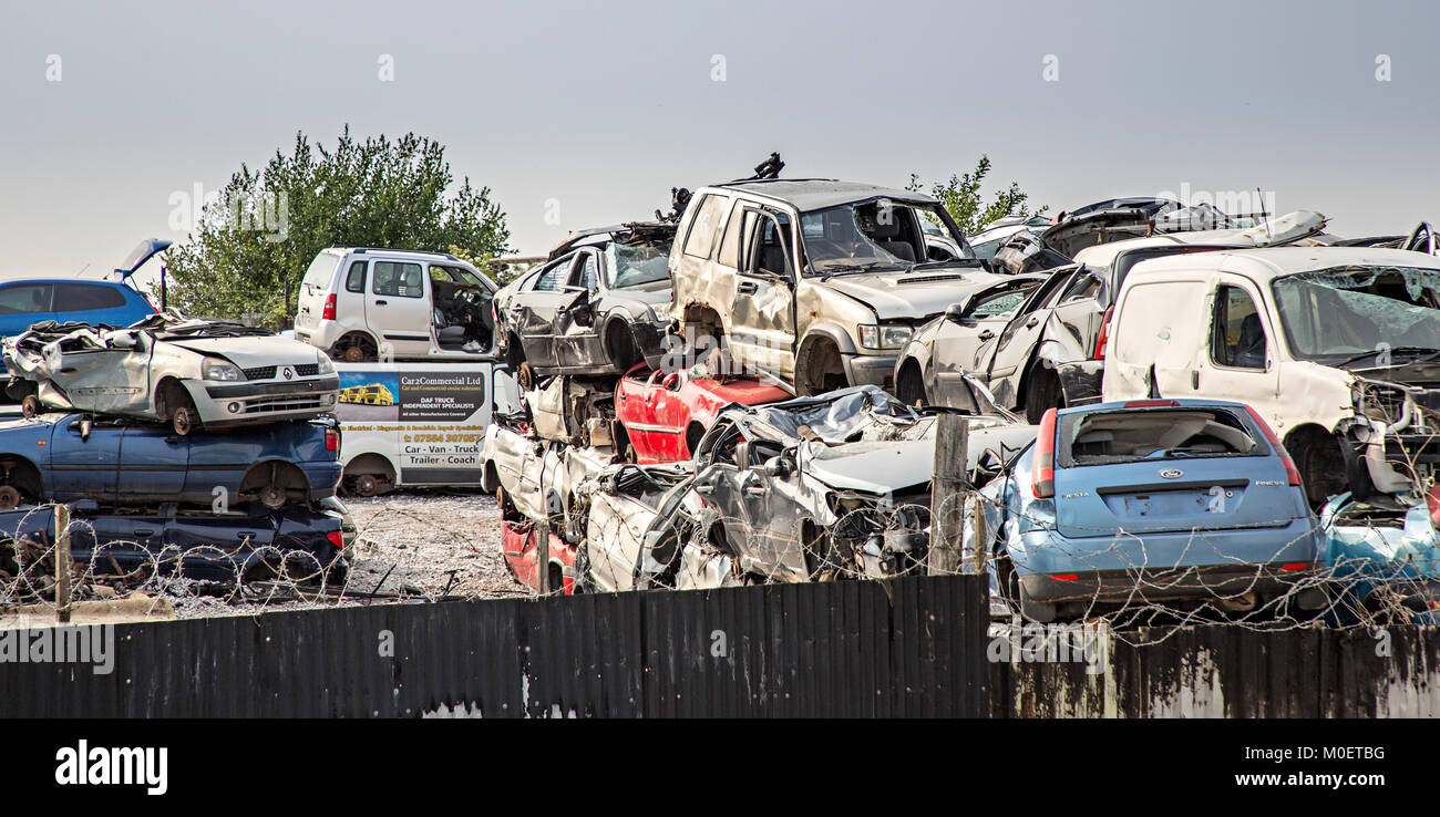 Schrott Autos in der Leistungsschalter Yard, Flint, Flintshire, Wales, Großbritannien Stockfoto