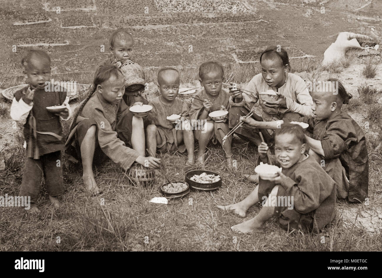 Chinesische Kinder Essen mit Stäbchen, China um 1890 Stockfotografie - Alamy