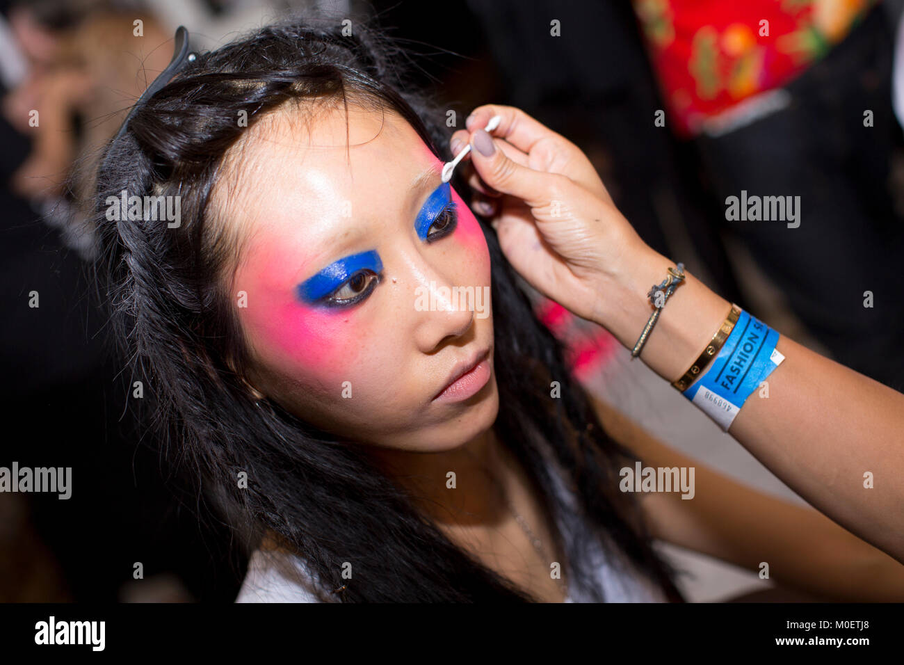 London, UK, 17. September 2016, Modell backstage bei Morecco zeigen, Fashion Scout, London Fashion Week SS/17 an Freimaurer Hall. Mariusz Goslicki/Alamy Stockfoto