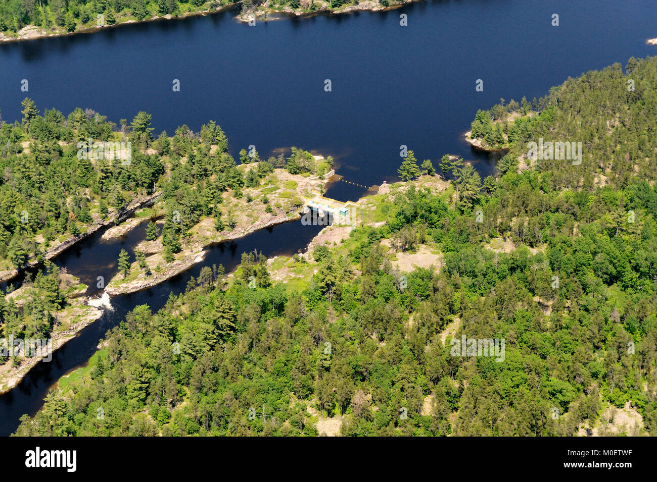 Dies ist eine Luftaufnahme des Kleinen Chaudiere Damm, die den Durchfluss von Nipissing See der französischen Fluss Stockfoto