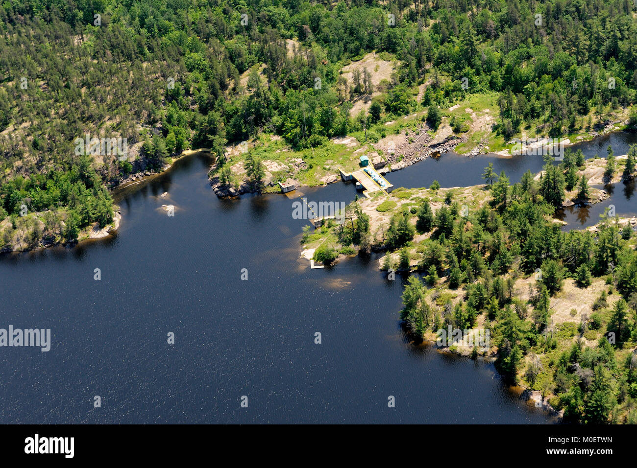 Dies ist eine Luftaufnahme des Kleinen Chaudiere Damm, die den Durchfluss von Nipissing See der französischen Fluss Stockfoto