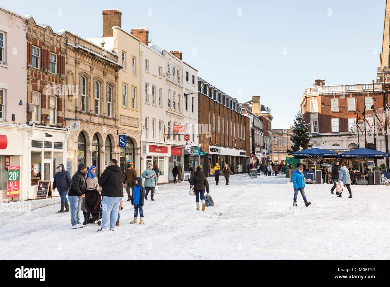 Menschen im Einkaufszentrum von Hereford mit vereisten Straße, Großbritannien Stockfoto