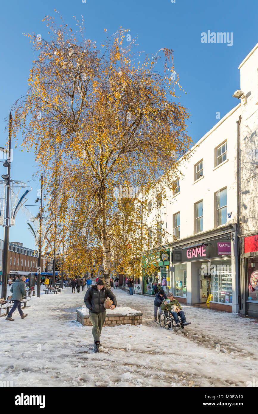 Menschen im Einkaufszentrum von Hereford mit vereisten Straße, Großbritannien Stockfoto