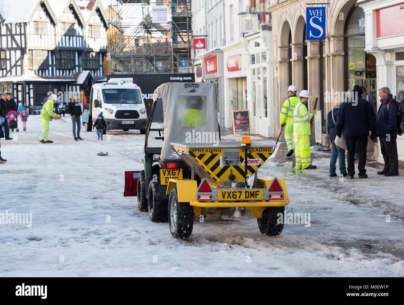 Mini leiste Spreader und Handwerker Schneeräumung vom Shopping Centre Street, Hereford, Großbritannien Stockfoto