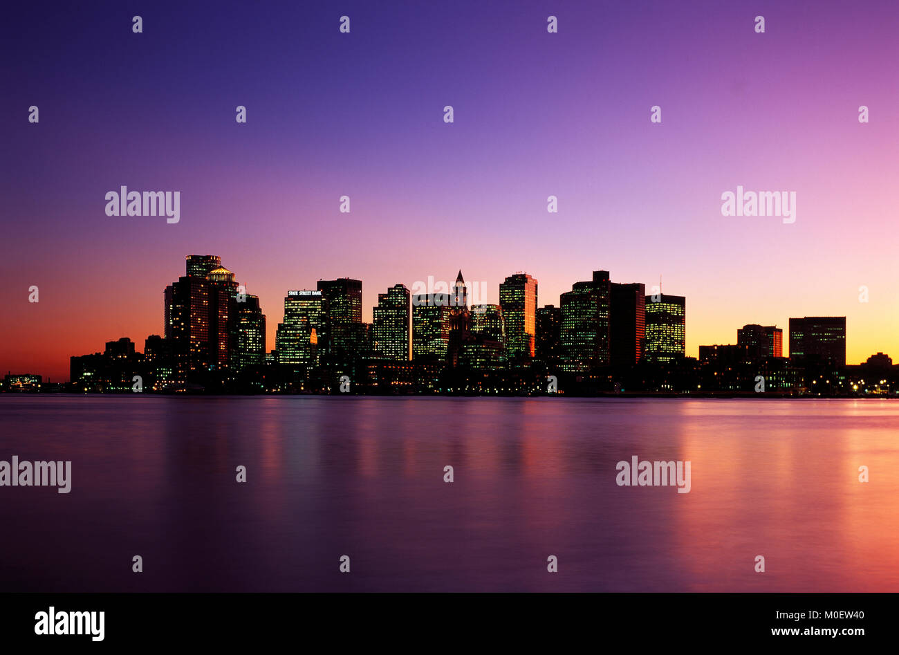 Boston Skyline bei Sonnenuntergang über den Charles River, Massachusetts, USA gesehen Stockfoto