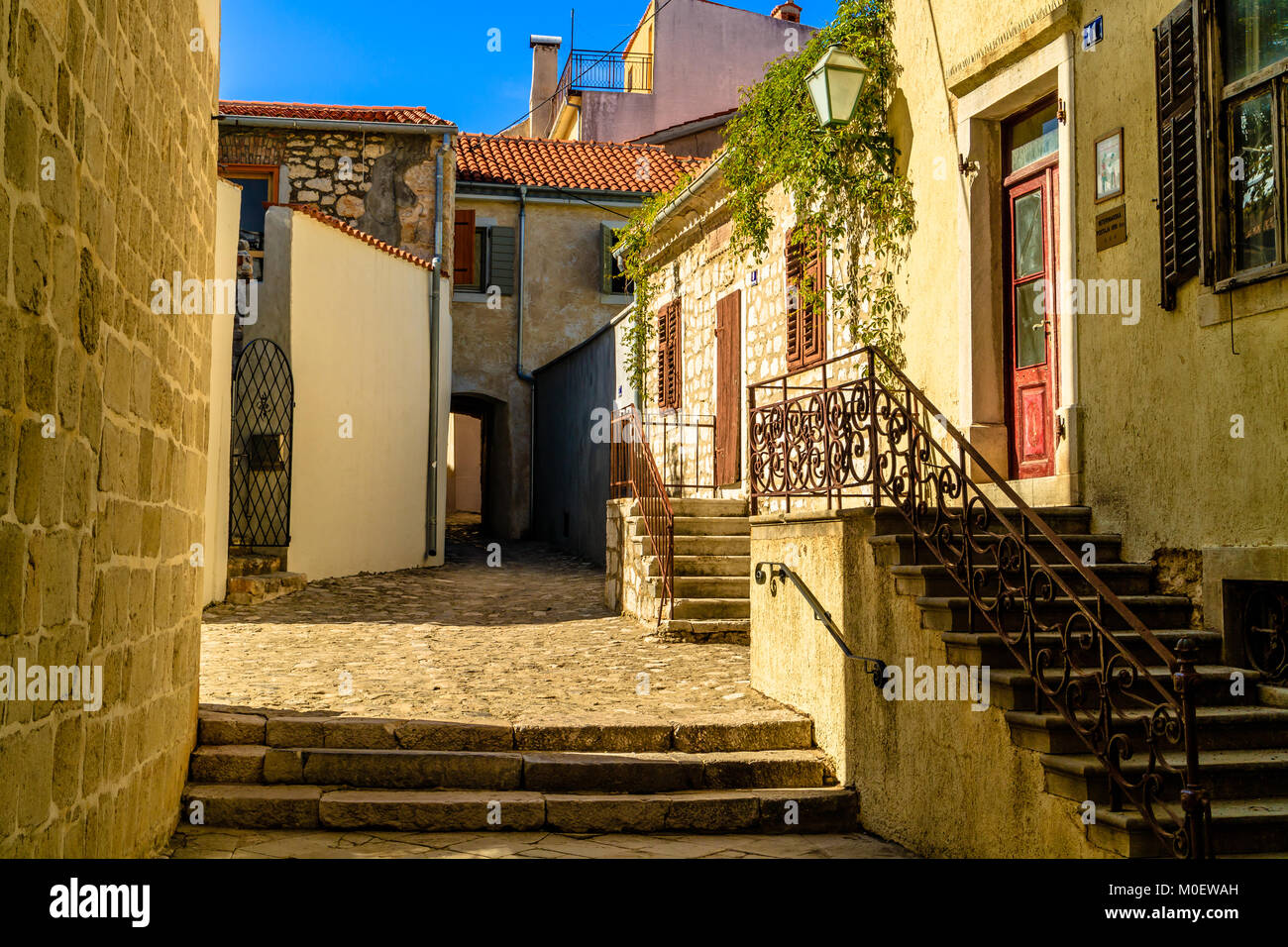 Ruhigen ecke in Stadt Krk, Insel Krk, Kroatien. Mai 2017. Stockfoto