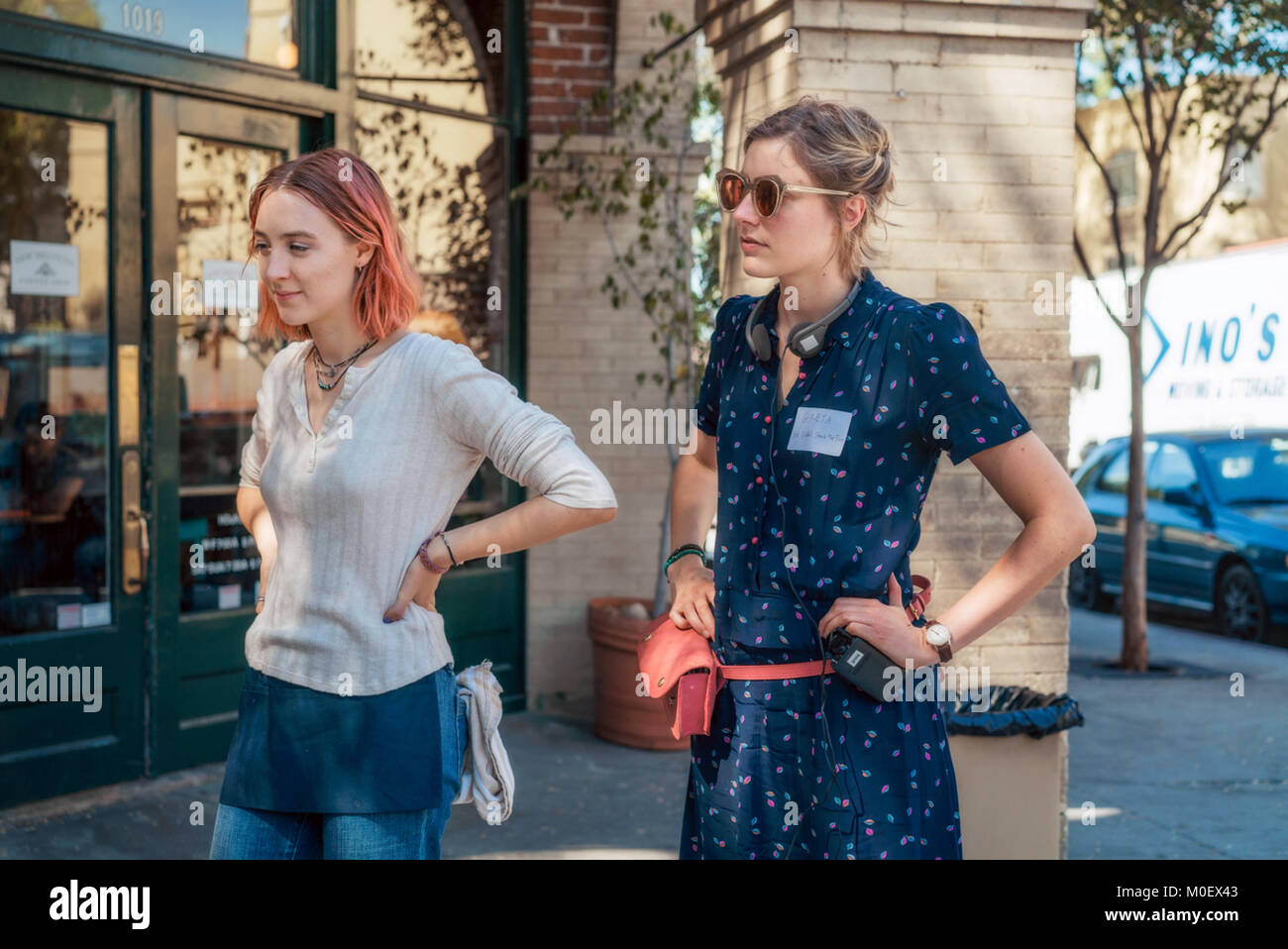 Lady Bird ist ein 2017 amerikanische Komödie - Drama Film geschrieben und von Greta Gerwig, Regie und Hauptdarsteller Saoirse Ronan, Laurie Metcalf, Tracy Letts, Lucas Hecken, Timothée Chalamet, Beanie Feldstein, Stephen McKinley Henderson, und Lois Smith. Dieses Foto ist nur für den redaktionellen Gebrauch bestimmt und unterliegen dem Copyright der Film Company und/oder der Fotograf durch den Film oder die Produktion Firma zugewiesen und kann nur reproduziert durch Veröffentlichungen im Zusammenhang mit der Förderung der oben genannten Film. Eine obligatorische Gutschrift auf dem Film Firma ist erforderlich. Der Fotograf sollte auch angerechnet werden, wenn bekannt. Stockfoto